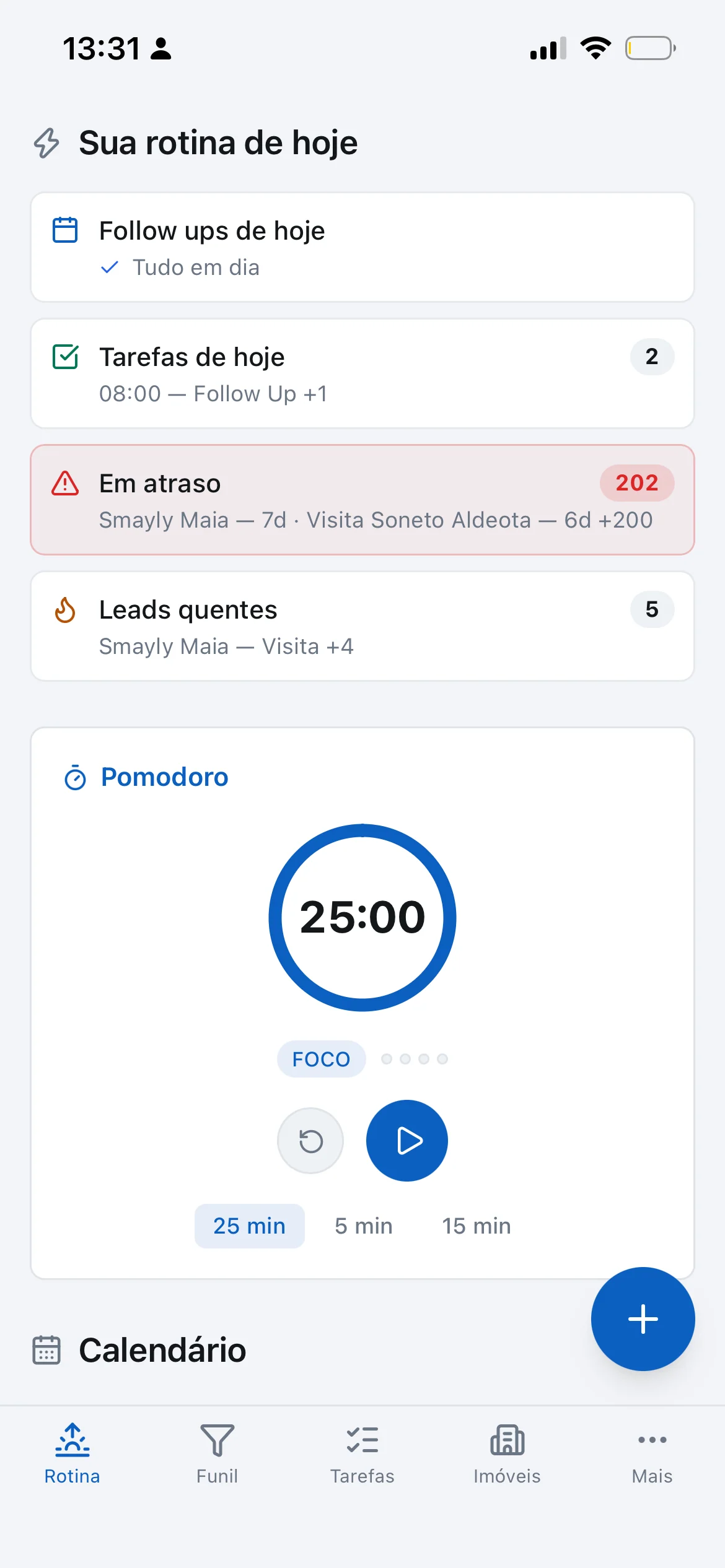 App no celular, tela Rotina: follow-ups e tarefas de hoje, itens em atraso, leads quentes e cronômetro de foco.